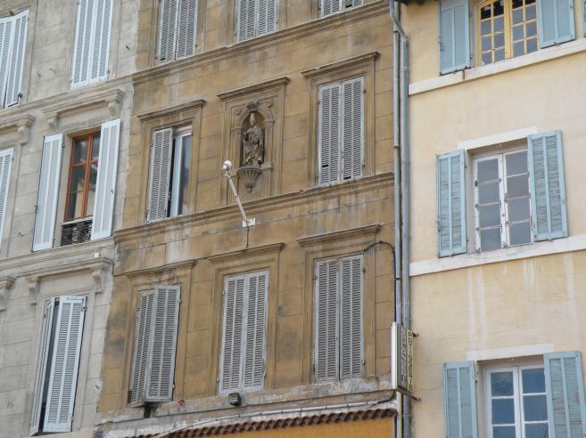  façade avec statuette, quartier du Panier
